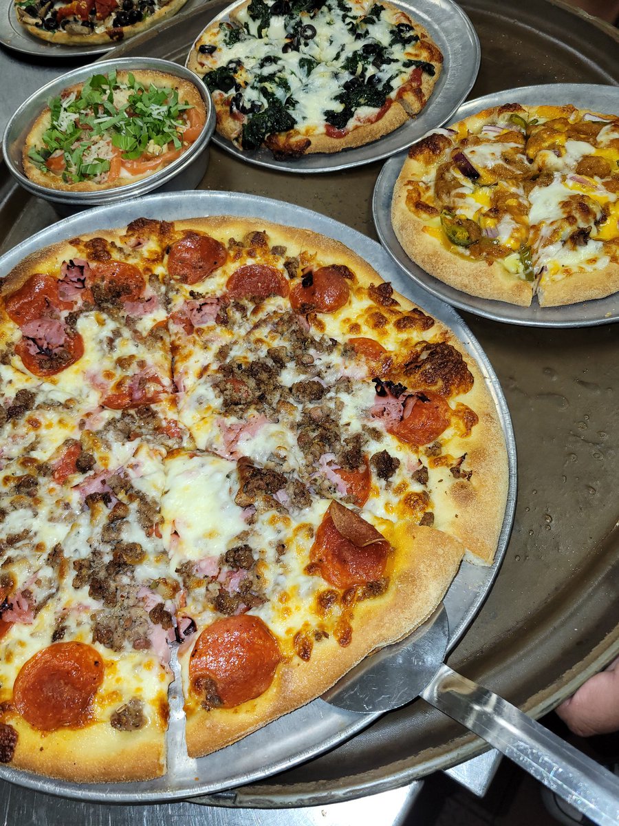 Humpday Dinner Vibes!!
#Pizza #NewYorkStyle #ChicagoStyle 
#houstonsbestpizza
Open until 9pm today!