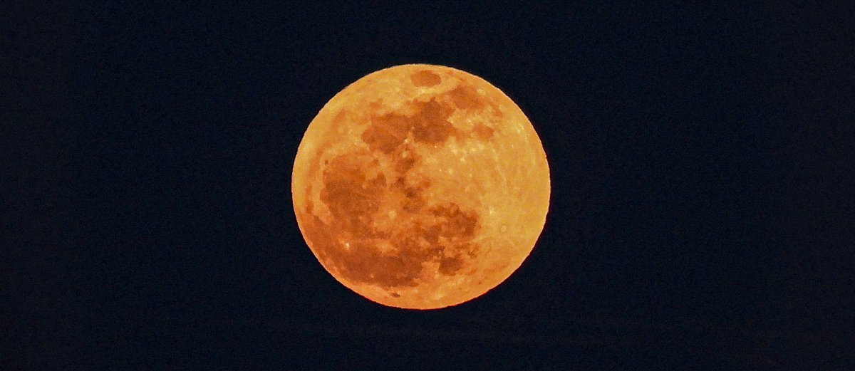 Pink Full Moon from last night. Nikon coolpix 1000. Glad I packed it with me & it's going tonight too! #fullmoon @JimCantore @EdPiotrowski @jamiearnoldWMBF @ScottyPowellWX @LCWxDave @WeatherReMarks @NASAMoon @Lunarheritage @TonyPannWBAL