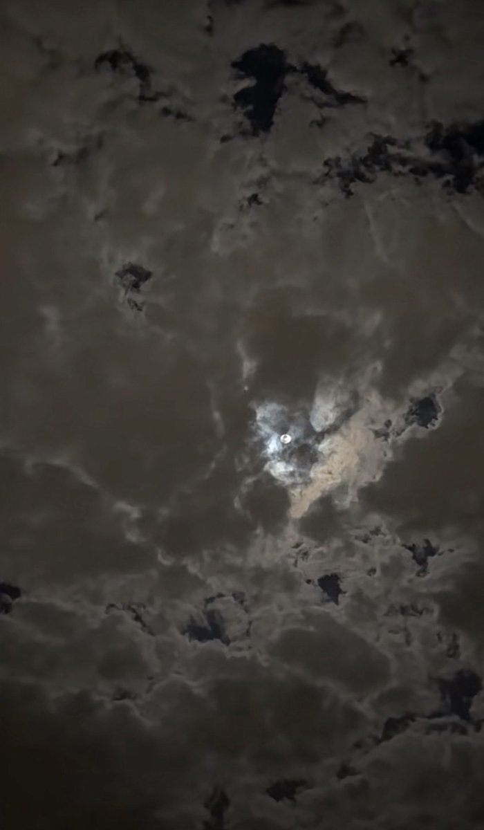 #قمر_الليله

"قمرالليله في حضن غيمه.
_________________
الله يجماله ماشاءالله.💫🤍