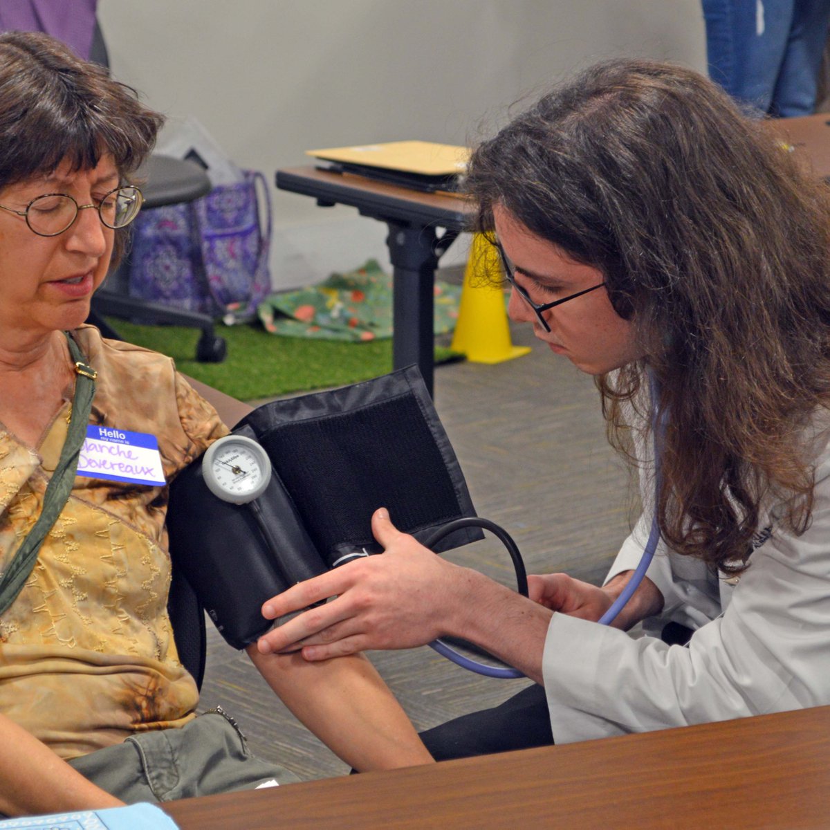 Putting classroom knowledge into practice, our first-year student pharmacists recently participated in an immersive and unique skills lab experience meant to simulate first aid responses during a music festival. #WhiteCoatWednesday #GattonRxImpact #BucsGoBeyond 🎸😎👩‍⚕️