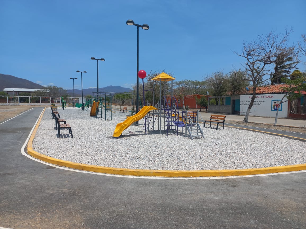 🙌¡Recuperamos espacios públicos para promover una vida activa y saludable en Santo Domingo Ingenio, Oaxaca! 👏 Rehabilitamos el multideportivo 'La Blanca' para fortalecer el tejido social de la comunidad por medio de la recreación.🛝 #SPICsocial #VidaSaludable