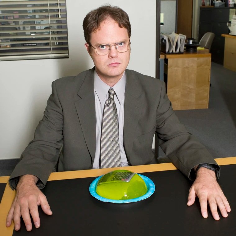 Nerdbunker's tweet photo. Hotel na Itália faz pegadinha de The Office em Rainn Wilson, o Dwight; Ator pediu serviço de quarto e recebeu os talheres dentro da gelatina 😅 https://t.co/V2D4zpvZXh https://t.co/pbaOFHYT3x