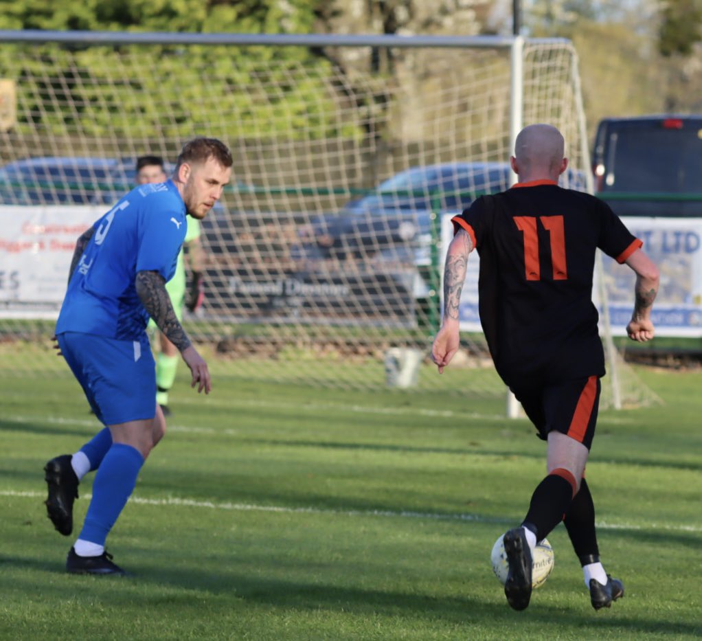 Action from this evening’s Premier Division match: Milton 1 Doune Castle 0 🧡🖤🏰🖤🧡 @ScotAmFA @DreweryEmma @Normansalmoni @Joinery71 @sportstherapysc @RGGRoofing @scotfootfixs @CaledonianAFA @OnlySportLTD1