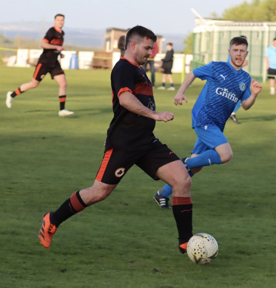 Action from this evening’s Premier Division match: Milton 1 Doune Castle 0 🧡🖤🏰🖤🧡 @ScotAmFA @DreweryEmma @Normansalmoni @Joinery71 @sportstherapysc @RGGRoofing @scotfootfixs @CaledonianAFA @OnlySportLTD1