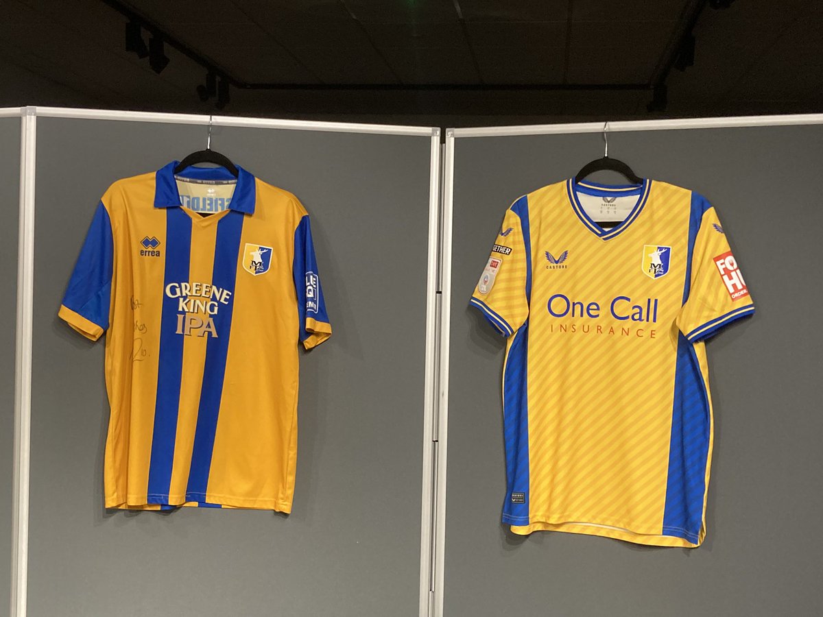 Great to catch up with @MTFCShirts ahead of their big do tonight! Lovely to see his collection growing and a new promotion shirt to add to the collection. Hear our chat on @BBCNottingham tomorrow night #Stags @BBCRNS 🟡🟦