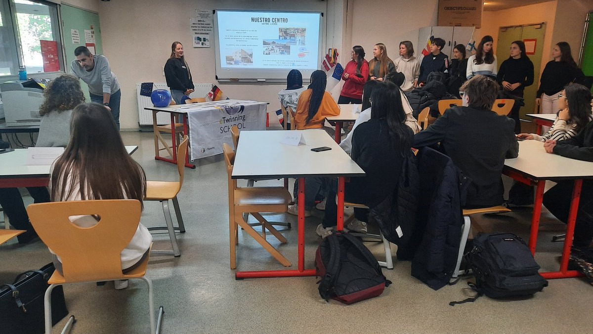 IESLaCala's tweet photo. Movilidad Grupal @Erasmus_Project del alumnado de 1° Bach. del @IESLaCala en el Lycéee Martin Luther King, en la localidad de Bussy Saint-Georges, muy cerca de París (Francia).
Practican francés, rompen prejuicios sobre los españoles y franceses e identifican bulos https://t.co/RivAX4Zvu8