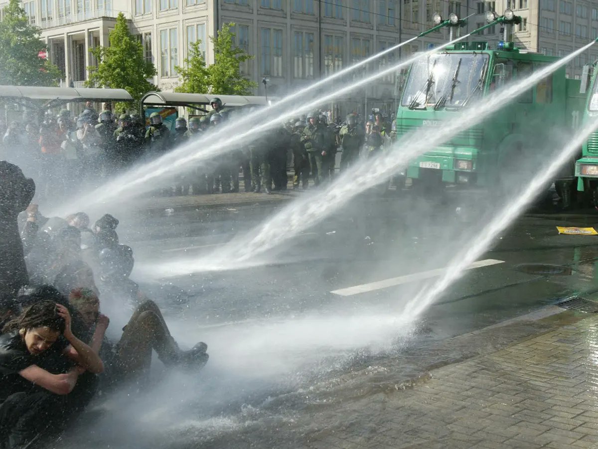 motslibres7's tweet photo. They need a good shower.