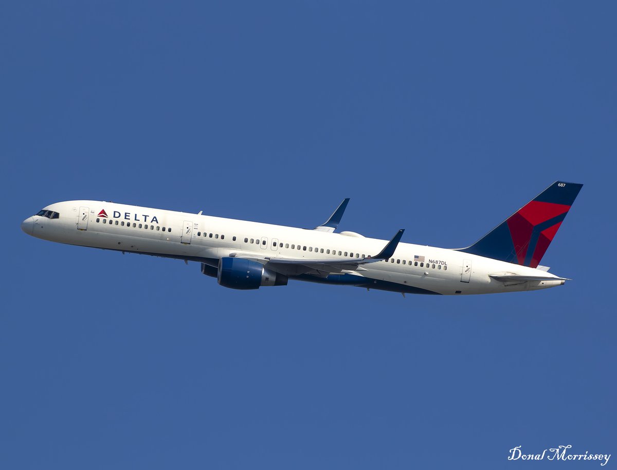 Climbing out @JFKairport in blue skies @Delta 757-232 N687DL. #avgeek #aviation #airline #airtravel #boeing #DeltaAirlines #JFKAirport #NewYork #planespotting