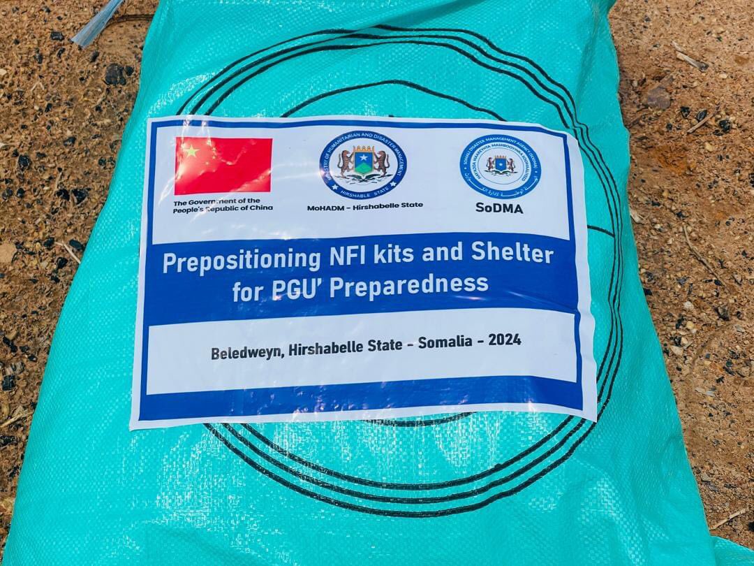 SoDMA_Somalia's tweet photo. 1/2. #SoDMA has earlier issued a warning regarding the spring rains in the country. In light of this, the agency has promptly taken action to provide essential aid to 300 families living in the regions of #Lebow, #Hiran, and #Sabad Cano on the outskirts of #Baladweyn. https://t.co/H7IiRnb2x0
