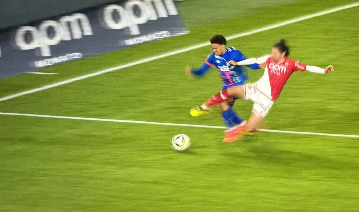 SuiveurLillois's tweet image. La VAR n’a même pas été consultée. #ASMLOSC