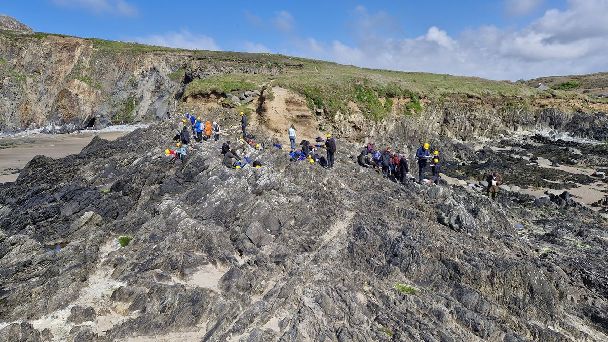 morgan_bugler's tweet image. Fifth day for undergraduates on the Tenby geological field trip. We  introduced them to their mapping area and lithologies ready for tomorrow. @JRawlingsVolc @OceanEarthUoS