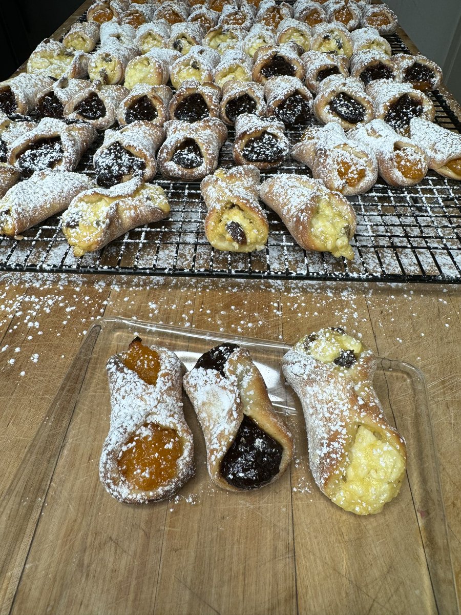 Traditional Polish Cookie

amandasatomic.com/post/tradition…

Kolachy 

#midcenturyfood #midcenturyhome #midcentury #midcentutymodern #tradwife #blog #foodblog #recipeblog #recipeoftheday #kolachy #kolachycookies #prune #apricot #cheese #filledcookie #cookie #cookies #powderedsugar #yeast