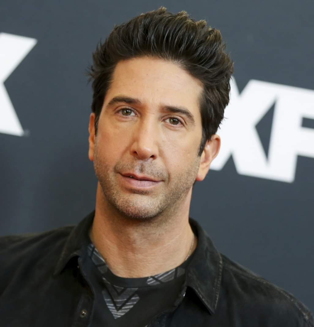 'Les étudiants juifs subissent les pires attaques que j'ai jamais vues de ma vie' Suite aux manifestations antisémites sur les campus américains, la star de « Friends » David Schwimmer a appelé à soutenir les Juifs : « S'il s'agissait d'un autre groupe minoritaire, ⬇️