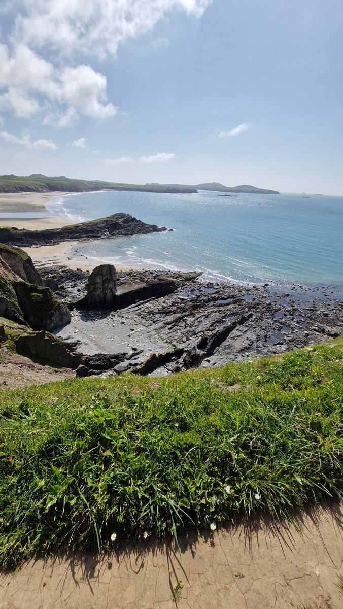 morgan_bugler's tweet image. Fifth day for undergraduates on the Tenby geological field trip. We  introduced them to their mapping area and lithologies ready for tomorrow. @JRawlingsVolc @OceanEarthUoS