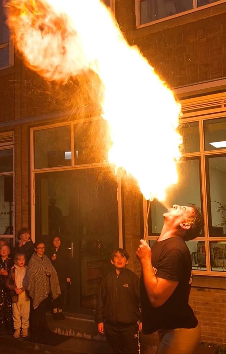 Wij hadden weer een spectaculair schoolfeest DE PARADE, met dans- zang &amp; cabaret acts van kinderen ouders en teamleden. Met als afsluiter ….