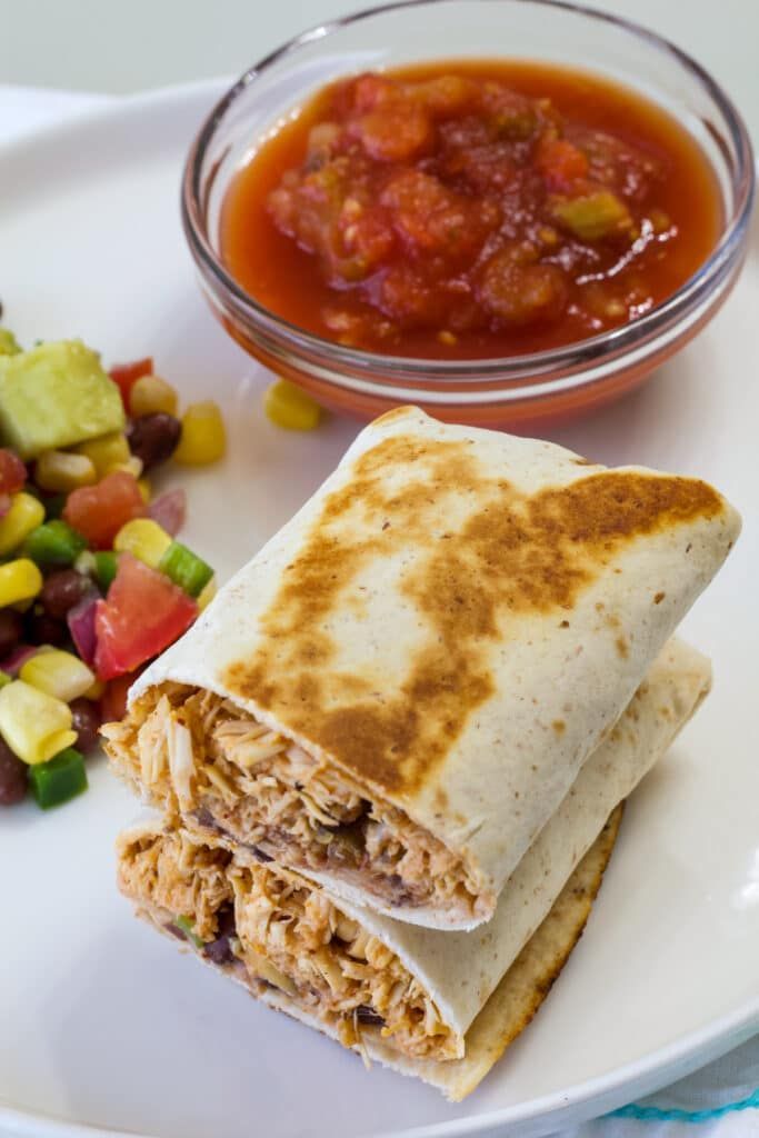 Dinner in a pinch! Leftover or rotisserie chicken will work - my mouth is watering already! Chicken & Black Bean Burritos ⇣ mindyscookingobsession.com/chicken-black-… #chicken #texmex #healthyeating #healthy #recipes #cooking #mealprep