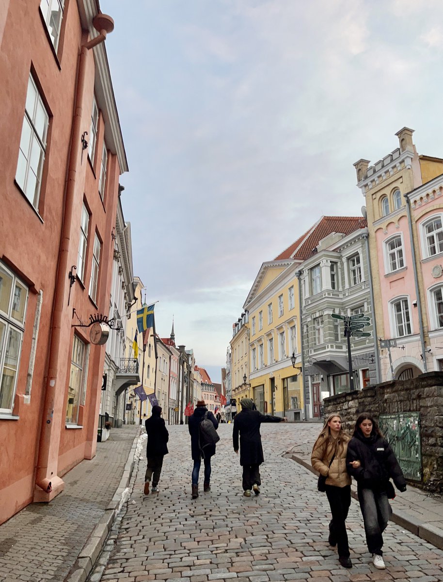 We do a little photo-walkin. 🇪🇪