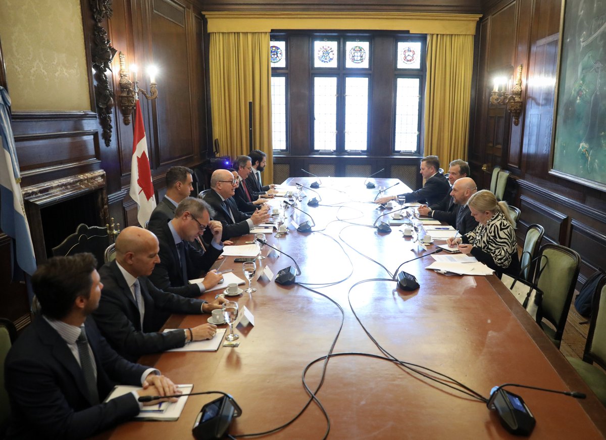 Cancilleria_Ar's tweet photo. Argentina y Canadá destacan solidez de la relación bilateral 🇦🇷🇨🇦

Los Subsecretarios de Asuntos Americanos, Mariano Vergara, y de Negociaciones Económicas Internacionales, Gabriel Martínez, recibieron al Viceministro Asistente para las Américas de la Cancillería canadiense, Glen Linder, quien mantendrá una serie de reuniones de alto nivel en el marco de su visita a nuestro país.

📎 https://t.co/Va7aSYbW2J