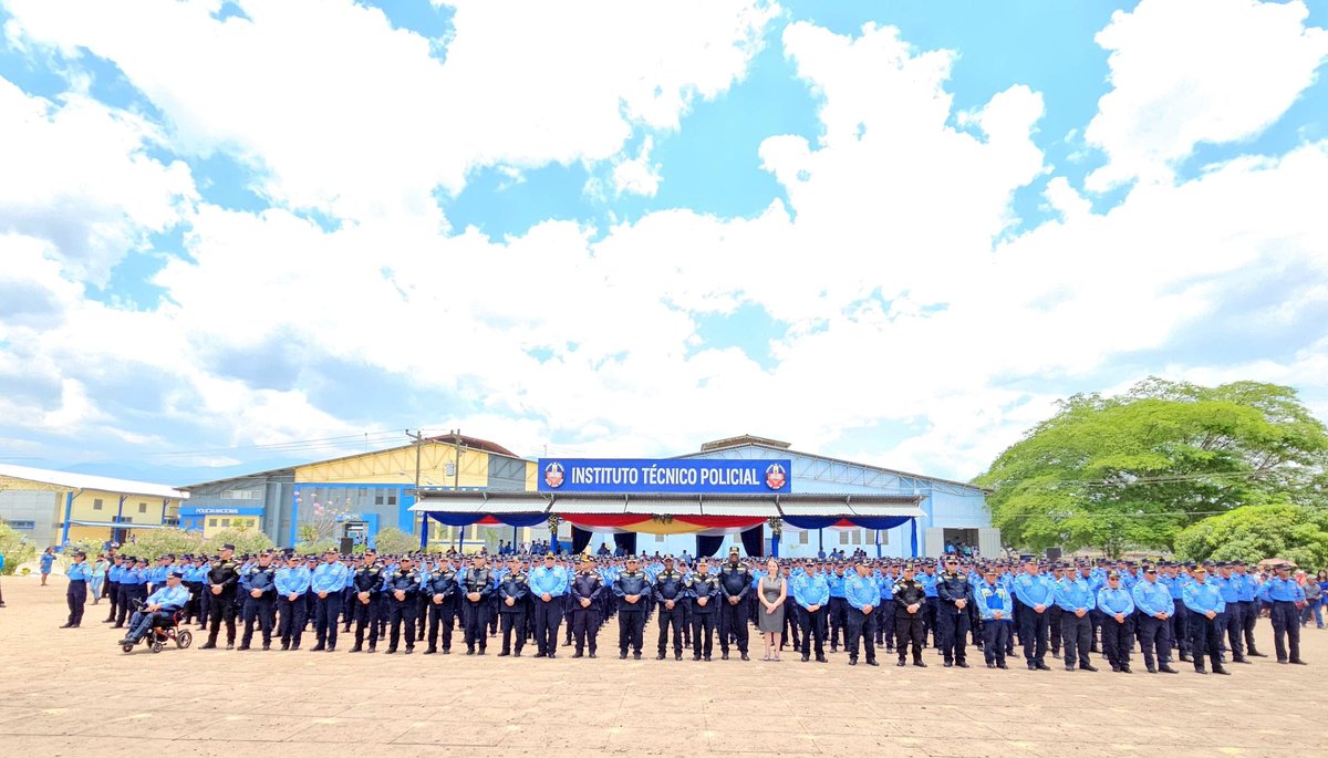 ITPRRPP2024's tweet photo. "¡Orgulloso de ser parte de una nueva generación de agentes comprometidos con servir y proteger a nuestra comunidad! Más de 255 agentes de policía culminan en las últimas horas su formación como agentes de policía en ITP 🎓✨ #InstitutoTécnicoPolicial # #PolicíaHonduras"@UNPH_EP https://t.co/VaEHgtWrgh