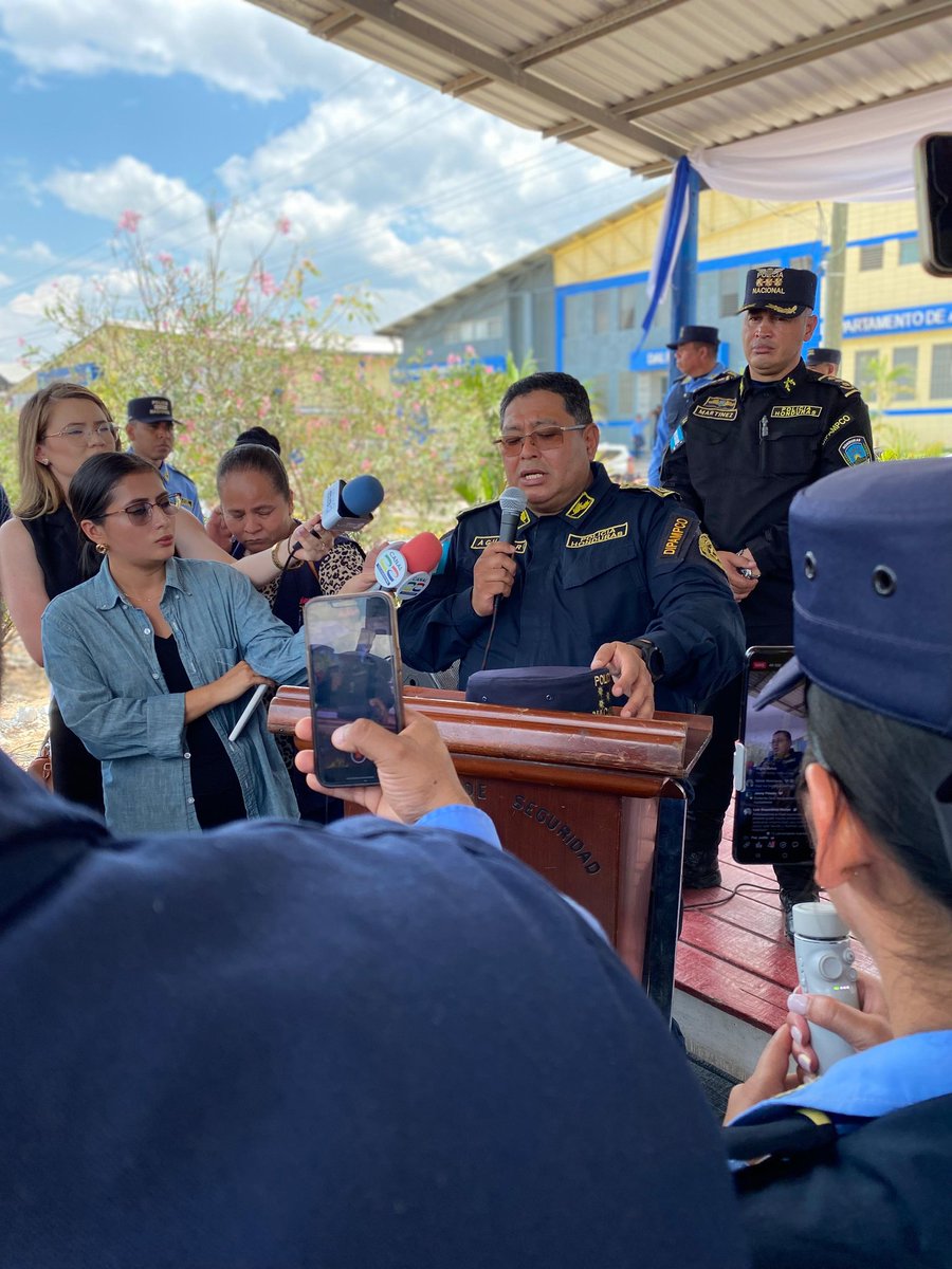 ITPRRPP2024's tweet photo. "¡Orgulloso de ser parte de una nueva generación de agentes comprometidos con servir y proteger a nuestra comunidad! Más de 255 agentes de policía culminan en las últimas horas su formación como agentes de policía en ITP 🎓✨ #InstitutoTécnicoPolicial # #PolicíaHonduras"@UNPH_EP https://t.co/VaEHgtWrgh