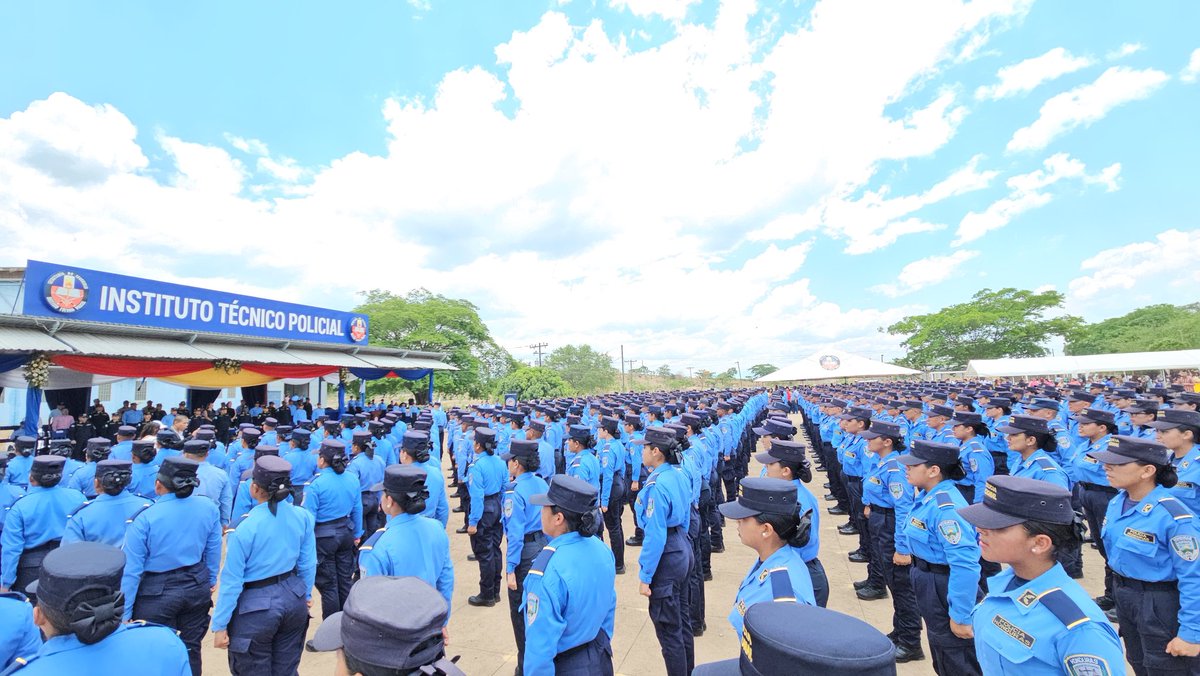 ITPRRPP2024's tweet photo. "¡Orgulloso de ser parte de una nueva generación de agentes comprometidos con servir y proteger a nuestra comunidad! Más de 255 agentes de policía culminan en las últimas horas su formación como agentes de policía en ITP 🎓✨ #InstitutoTécnicoPolicial # #PolicíaHonduras"@UNPH_EP https://t.co/VaEHgtWrgh