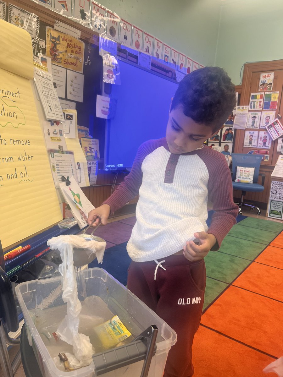 Today students @School5Yonkers enjoyed an Earth Day 🌎 experiment on water pollution. They removed “pollution” from water containing trash and oil. #EarthDayEveryDay @AnibalSolerJr @YonkersSchools @PtaSchool5