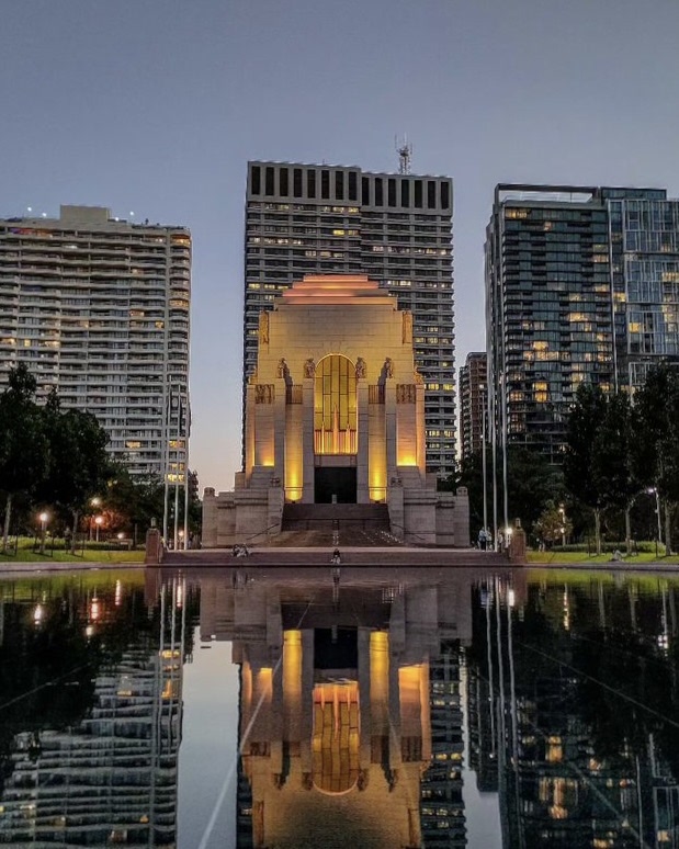 Reflecting on the Anzac spirit at Anzac Memorial in Hyde Park. Today, Sydney pays tribute to our soldiers with dawn services, marches and two-up across the city. Thanks for sharing your #feelnewsydney #lestweforget moment IG/ grabserge