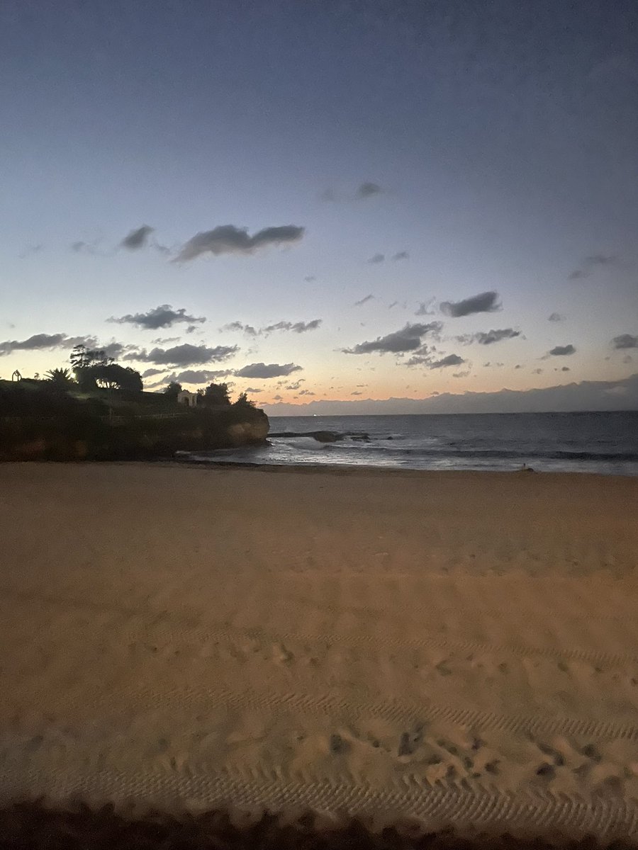 Dawn Service Coogee, always haunting to watch the sun creep over the horizon & remember Great Uncle Ernie & his comrades approaching their fate, on that Turkish beach….Yet again er have a world in conflict, are lessons ever learned?#AnzacDay2024 #LestWeForget