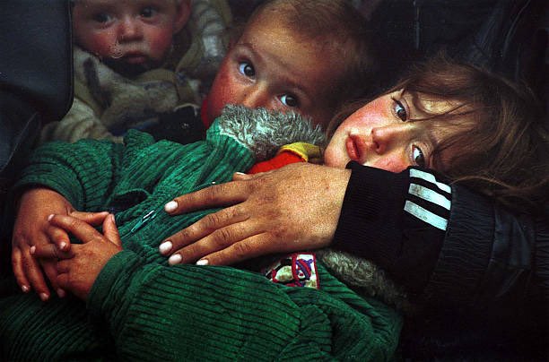 Young ethnic Albanian refugees from Kosovo wait for a bus to unload at the Stenkovec Refugee Camp near Skopje, Macedonia , April 23, 1999 𝘗𝘩𝘰𝘵𝘰 & 𝘊𝘢𝘱𝘵𝘪𝘰𝘯 𝘉𝘺 𝘈𝘮𝘪 𝘝𝘪𝘵𝘢𝘭𝘦 #KosovoWillNeverForget