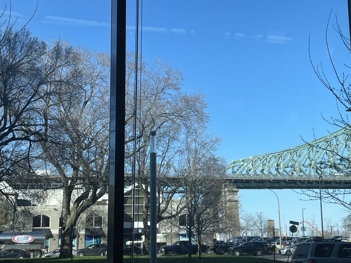 On a vécu le passage d'un 'vrai beau' front froid ce matin sur Mtl (et le reste du Québec, avant et après le passage sur Mtl). Remarquez les températures et le lien avec les changements du vent (direction et vitesse). Et le retour du soleil, qqs heures après. @le1518 #meteo