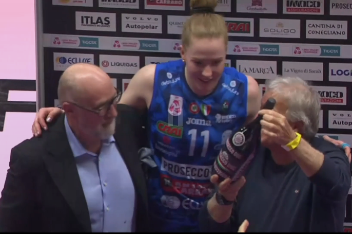 Temmzvolley's tweet photo. 👑Conegliano 3-1 Scandicci karşılaşmasının #MVP'si 🇸🇪İsabelle Haak seçildi.

#LVFSerieA1 https://t.co/PBqNcTEBS5