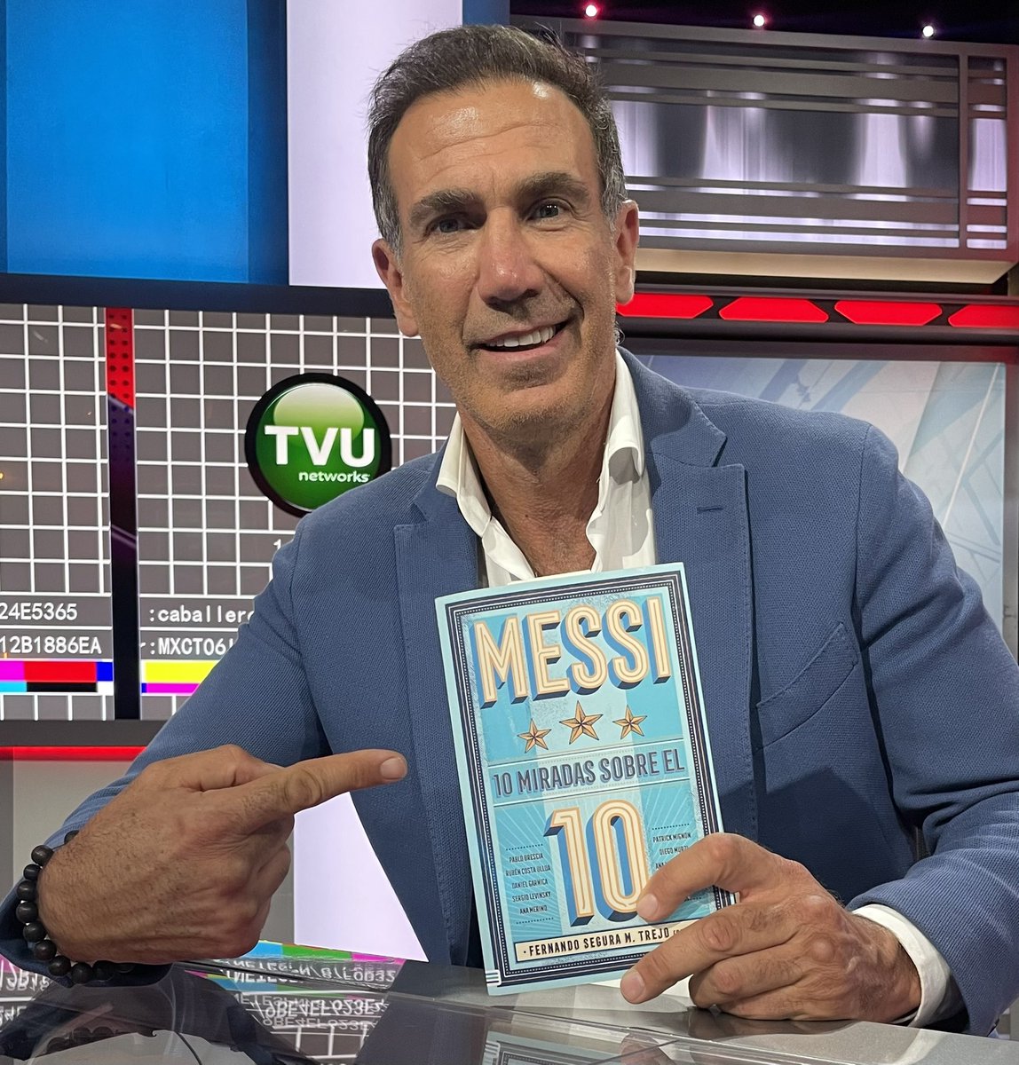 Ya tengo en mis manos el libro de mi querido y talentoso amigo Fernando Segura, maravilloso trabajo 'Messi, 10 miradas sobre el 10' JOYA!