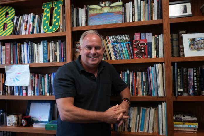 The @bulariat wrote a feature about faculty member Dr. @Greg1Garrett, discussing the many hats he wears besides 'Professor' and how he strives to help Baylor students 'change the world.' Read more about Dr. Garrett's work here: baylorlariat.com/2024/04/23/aut…