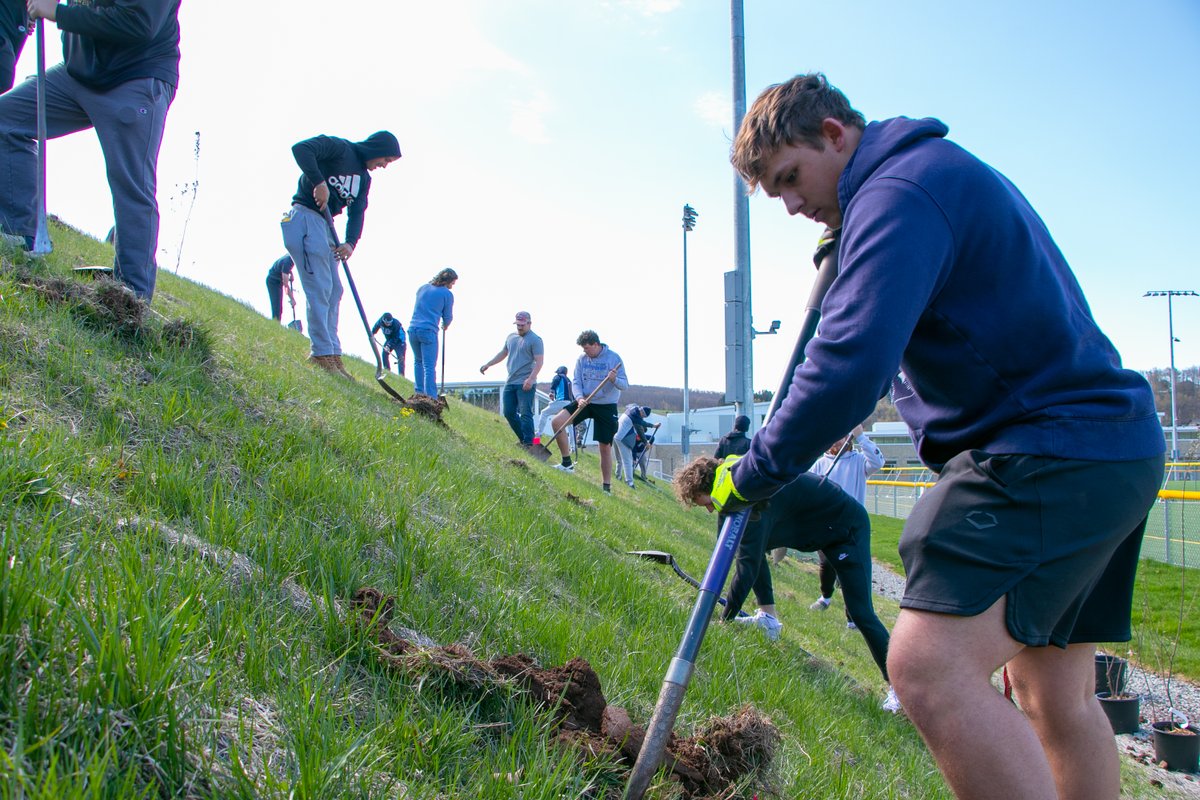 GarrettCollege's tweet image. Beautifying our baseball field! 113 shrubs planted, thanks to an MUCFC grant. Huge shoutout to all involved. Together, we're making a greener campus! 🌱

 #CommunityEffort #GreenCampus