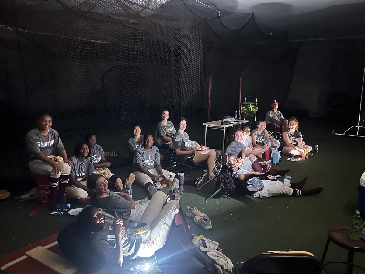 No better way to end practice than with team bonding, snacks, and watching Bama U!!! @AlabamaSB @UACoachMurphy #RollTide #Mudita 🅰️🐘🥎🔥