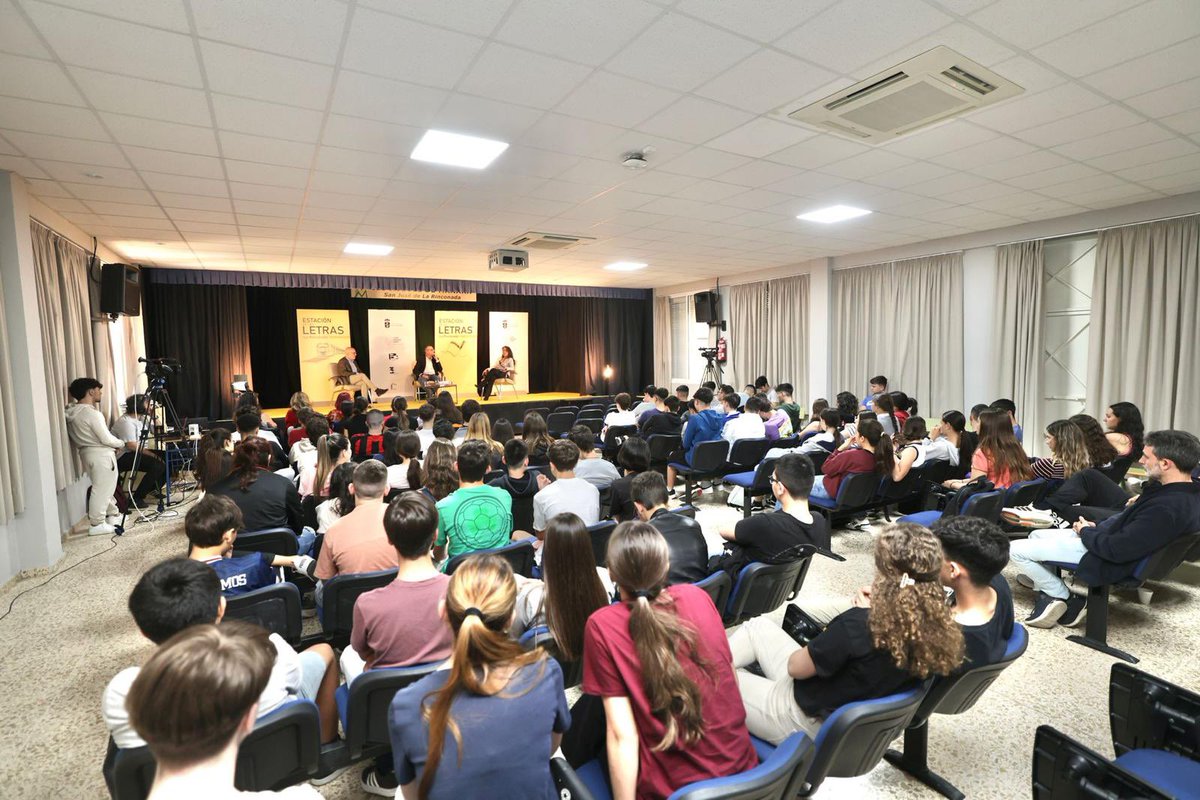 Hablar de novela histórica con dos grandes, @nereariesco y @gutisolis . Un lujo. Es todo un modelo educativo el programa #EstacionDeLasLetras de @LaRinconada_Web Gracias @RaquelVegaC @MinervaCalder12