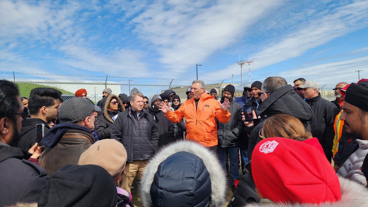 'Vous vous battez pour l'équité et un salaire décent! + de 125 000 Teamsters vous soutiennent. Restez forts! Le président de Teamsters Canada, François Laporte, a visité les piquets de grève chez Gate Gourmet aujourd'hui, apportant un message de solidarité et d'encouragement💪