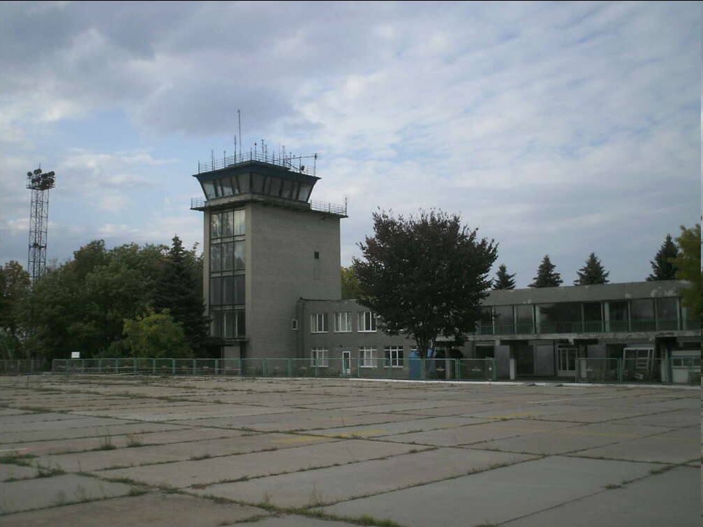 The first Russians to be killed in action died on 14 April 2014 in Kramatorsk. The militia aimed to occupy an old Soviet airfield in the city and sent a platoon of fighters with light weaponry to accomplish the task. The airfield was fortified with concrete barriers and