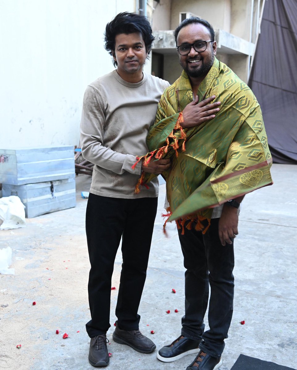 #Thalapathy #Vijay was greeted by Distributor @sakthivelan_b, Producer @AMRathnamOfl, Director #Dharani on the blockbuster success of #Ghilli Re Release #GhilliReRelease #TheGreatestOfAllTime @actorvijay @SakthiFilmFctry