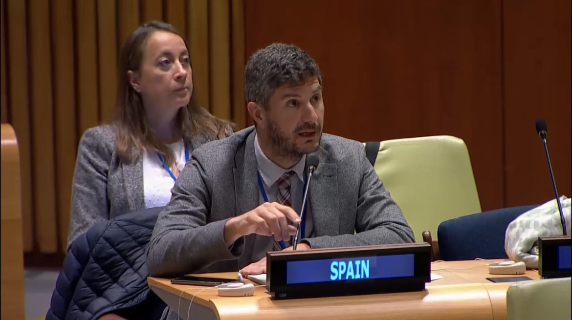 España 🇪🇸 ha intervenido hoy en el Panel de Deuda del #FfD4, anunciando la aprobación de cláusulas de contingencia que permiten suspender automáticamente la deuda en caso de desastres, crisis alimentarias y emergencias sanitarias, para países de renta baja y de renta media-baja.