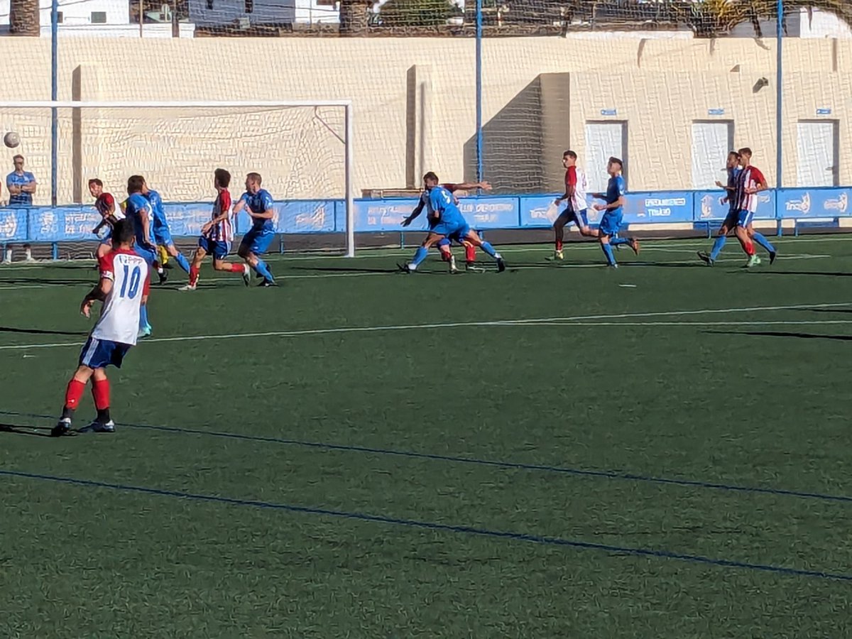 Lanzarote666's tweet photo. @LanzaroteDeport @CdTinajo @AtleticoGC Dramatic ending to the match as Tinajo share the points with a goal in the final minute. Great entertainment and a big local crowd #Preferente https://t.co/46YOzeHxdR