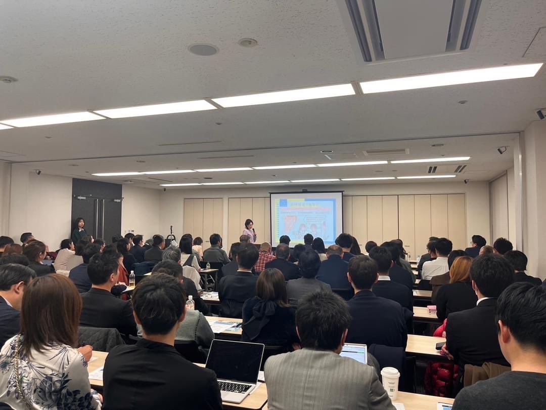 misatoA528's tweet photo. 銀座経営者クラブにて経営者向けセミナーを行いました。
当日は、１００名を超える方が集まり、立ち見もあり本当に嬉しかったです。
またその日は、まるだい運輸倉庫の創業者でもある祖父「奥山 武」の命日でした。祖父への最高の弔いになったことは感慨深いです。
すべては日本平和ため、未来を作る子供達のため
使命感を大切にし、さまざまなことへ挑戦したいと思います。
「念ずれは通ず」
「ピンチはチャンス」
「経験はすべてダイヤモンド」
参加されたアンケートから、こころに残ったワードとのこと。

「時間が足りなかった」「２度目はないのですか？」と感想が多々書かれており、参加していた女性経営者の方が共感し、涙ぐまれていたこと、本当に開催して良かったと心から思いました。
最高のひとときを経験できたこと、感謝申し上げます。
今後とも「まるだい運輸倉庫」をよろしくお願いいたします。