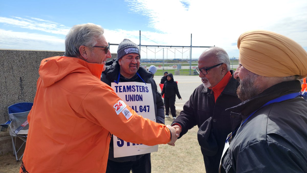 'Fighting for fairness & a living wage! 💪 125,000+ Teamster members are behind you. Stay strong!' Teamsters Canada President François Laporte visited Gate Gourmet picket lines, delivering solidarity & encouragement message. Week 2 of strike & workers show no sign of wavering.
