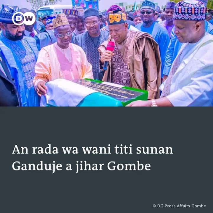 Baba ganduje Mai masoya 😄 Ko anan baba ganduje shine cikakkan Dan siyasa ba dan hauma-hauma bah ! Kamar jagoran masu hauma-hauma .