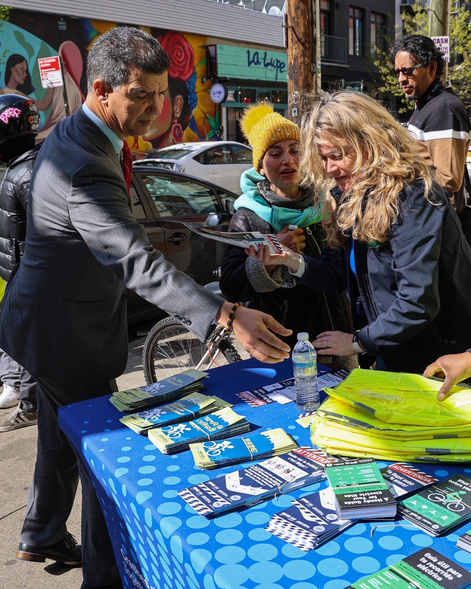 That's a wrap on 'Commissioner in Your Borough' day in Brooklyn!   Commissioner Rodriguez stopped by our roadways facility on Flatlands Ave and joined our Safety Education Team to hand out safety materials to cyclists at Broadway and Myrtle Ave! 🚚👷🚴‍♀️