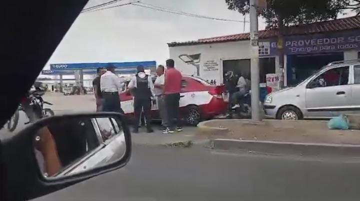 #Accidente en Av. Símbolos Patrios, a la altura de la gasolinera G500 en dirección al Aeropuerto. Tome sus precauciones. #CentralQNoticias #Oaxaca #Noticias centralqoax.com