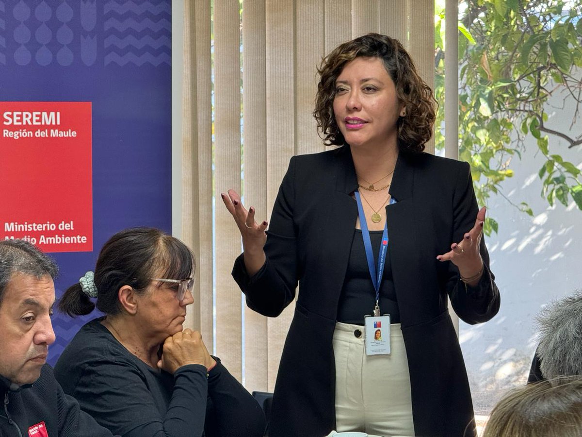 MMAmaule's tweet photo. #MMAInforma ♻️La Seremi del Medio Ambiente de la Región del Maule, Daniela de La Jara, junto a la Seremi del Trabajo y Previsión Social, Maribel Torrealba, sostuvieron una importante reunión con más de cuarenta recicladores de base de las comunas de #Maule, #Talca y #Curicó https://t.co/0Qkn6WxNBf