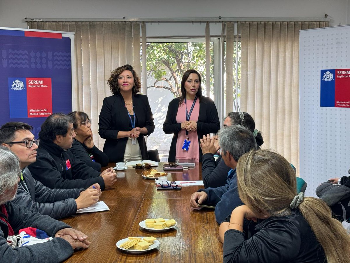 MMAmaule's tweet photo. #MMAInforma ♻️La Seremi del Medio Ambiente de la Región del Maule, Daniela de La Jara, junto a la Seremi del Trabajo y Previsión Social, Maribel Torrealba, sostuvieron una importante reunión con más de cuarenta recicladores de base de las comunas de #Maule, #Talca y #Curicó https://t.co/0Qkn6WxNBf