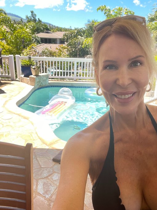 Having a fun Wet Wednesday! XOXO 💋  #WednesdayFun #Wednesdayvibe #wet #pool #onlyfans #onlyfanscreator https://t<a href="/tag/wednesdayfun"class="tags">#WednesdayFun</a><a href="/tag/pool"class="tags"><span>#pool</span></a><a href="/tag/wet"class="tags"><span>#wet</span></a><a href="/tag/onlyfans"class="tags"><span>#onlyfans</span></a><a href="/tag/onlyfanscreator"class="tags"><span>#onlyfanscreator</span></a><a href="/tag/wednes"class="tags"><span>#wednes</span></a>