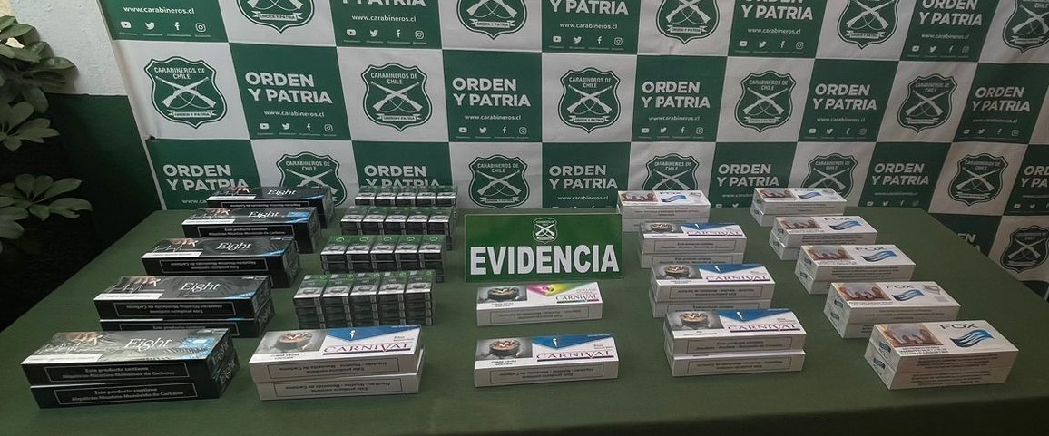 carab_ohiggins's tweet photo. Tras diligencias, la Patrulla Mixta OS14, #SanFdo., logró la detención de 1 persona adulta, al interior de la feria Manso de Velasco, quien fue sorprendido, comercializando cigarrillos de contrabando. Se incautaron 48 cartones de cigarrillos de diferentes marcas.
#OrdenyPatria https://t.co/zcEBXx79qQ